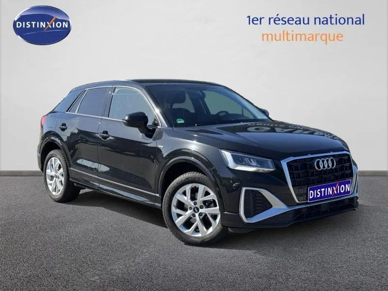 Audi Q2 35 TFSI S line noir Mythic métallisé, vue 3/4 avant droit avec calandre distinctive et jantes argentées.