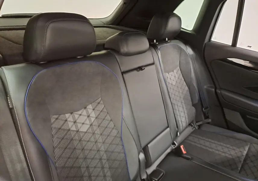 Vue intérieure des sièges arrière en cuir et alcantara avec surpiqûres bleues du Volkswagen Tiguan 2.0 TDI R-Line 2025.