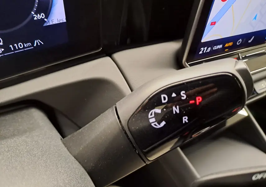 Gros plan sur le levier de vitesses automatique DSG7 du Volkswagen Tiguan 2025, intérieur noir avec écran tactile visible.