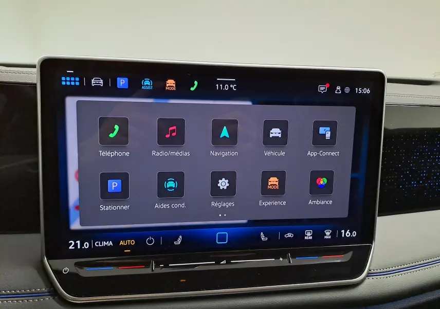 Écran tactile central du Volkswagen Tiguan 2025 affichant les menus de navigation, médias et aides à la conduite.