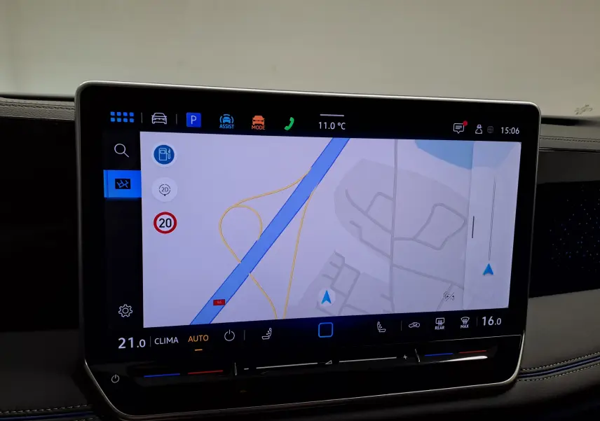 Écran tactile central du Volkswagen Tiguan 2.0 TDI 150 DSG7 R-Line affichant la navigation et les réglages climatiques.