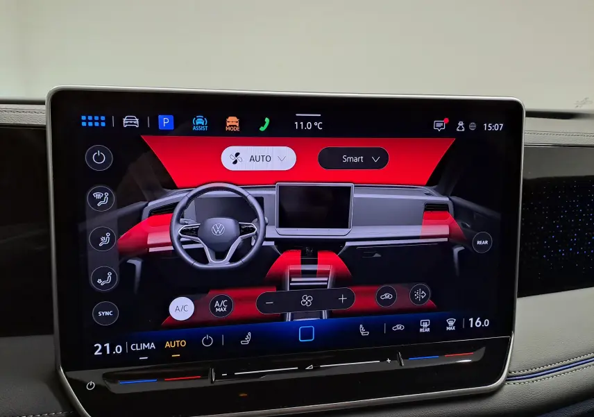 Écran tactile central affichant l'interface de climatisation du Volkswagen Tiguan 2.0 TDI 150 DSG7 R-Line.