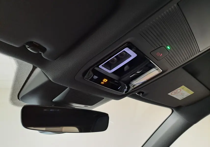 Vue intérieure du plafonnier et rétroviseur intérieur du Volkswagen Tiguan 2.0 TDI 150 DSG7 R-Line, avec éclairage et bouton SOS.
