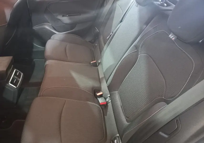 Vue intérieure de la banquette arrière grise foncée de la Renault Mégane Business TCe 115, avec ceintures et aérateurs centraux.
