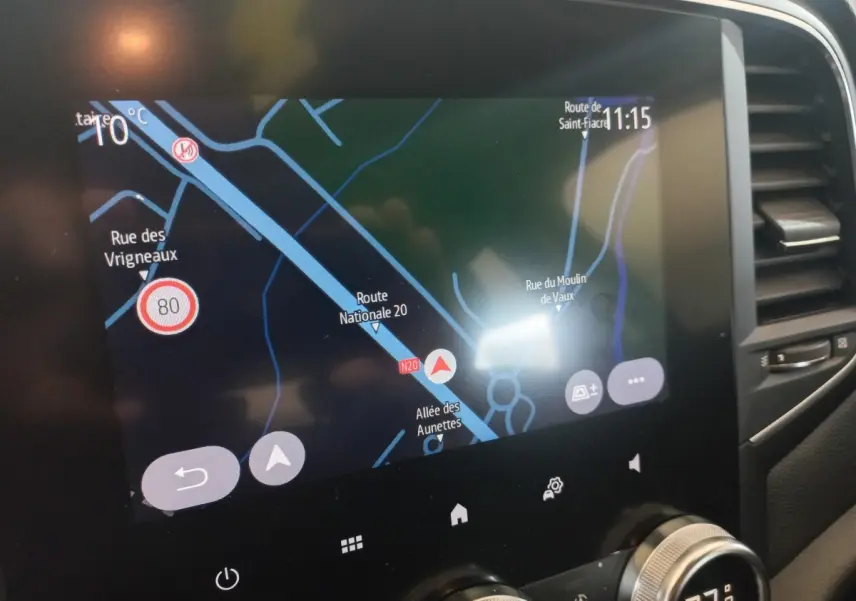 Écran tactile central du tableau de bord de la Renault Mégane Business gris foncé, affichant la navigation 3D.
