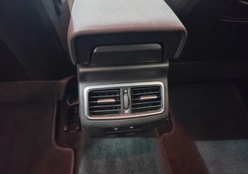 Vue rapprochée des aérateurs arrière et ports USB de la Renault Mégane Business TCe 115 FAP 2022, intérieur noir.