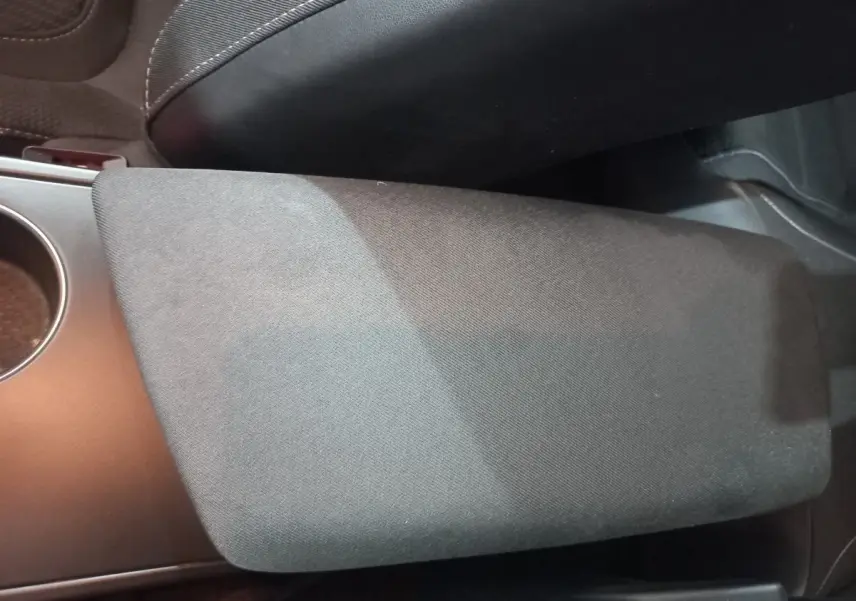 Accoudoir central en tissu gris foncé de la Renault Mégane Business TCe 115, vue intérieure rapprochée.