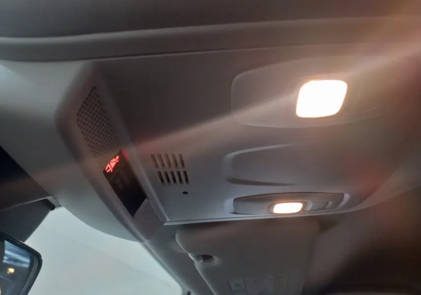 Plafonnier intérieur allumé avec miroir de courtoisie, vue du toit de la Renault Mégane Business gris foncé.