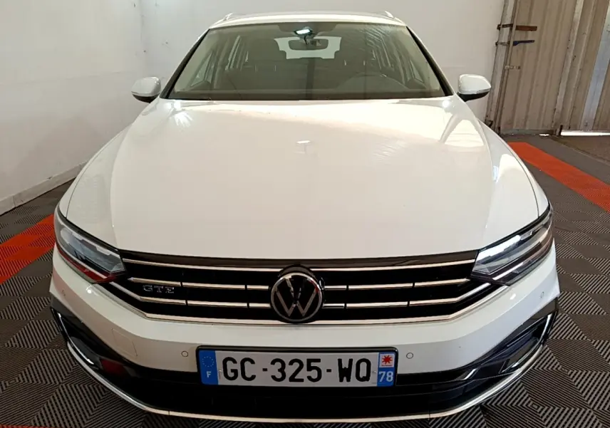 Vue avant d'une Volkswagen Passat GTE blanche, avec calandre chromée et plaques d'immatriculation françaises visibles.