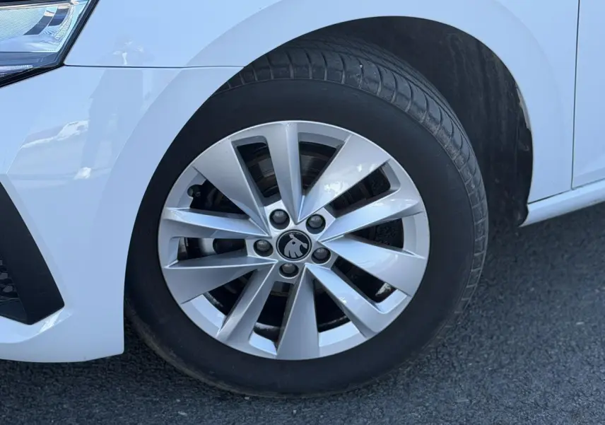 Gros plan sur la roue avant gauche blanche d'une Skoda Scala TSI 116 Sélection avec jante alliage 16 pouces Cortadero Aero.