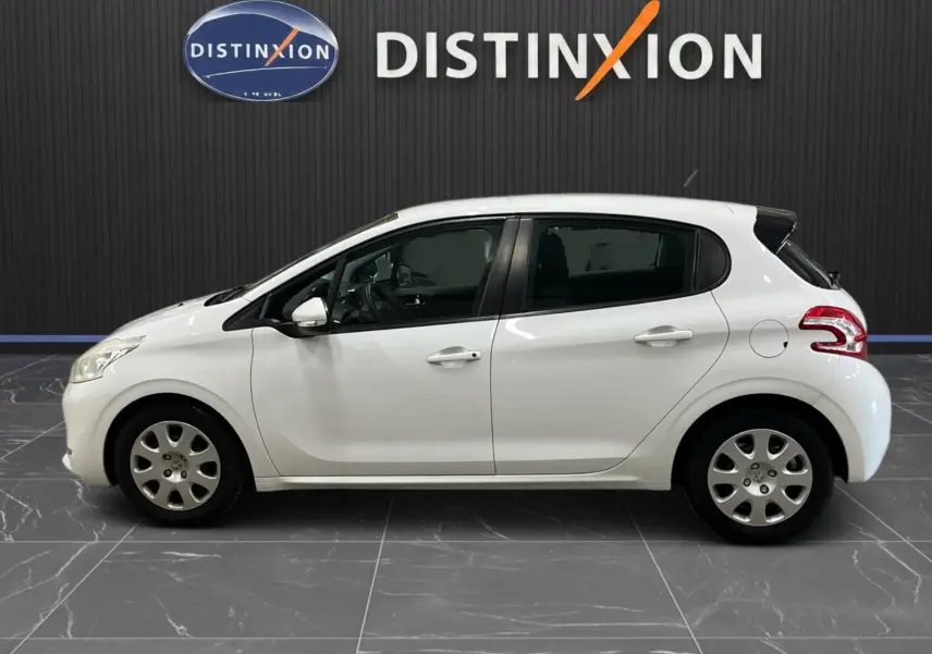 Profil droit d'une Peugeot 208 blanche 5 portes de 2014, compacte et élégante, sur fond intérieur showroom noir.