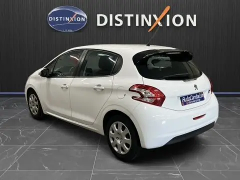 Vue 3/4 arrière droite d'une Peugeot 208 blanche de 2014, cinq portes, avec feux arrière caractéristiques et jantes acier.