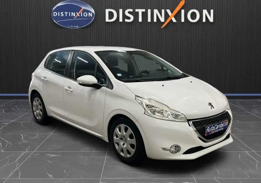 Peugeot 208 blanche vue en 3/4 avant droit, compacte 5 portes avec jantes acier et calandre noire distinctive.