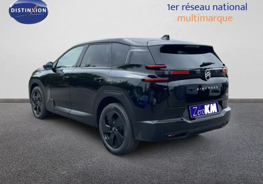 Vue 3/4 arrière droite d'un Citroën C5 Aircross noir perle métal avec feux arrière LED et jantes noires.
