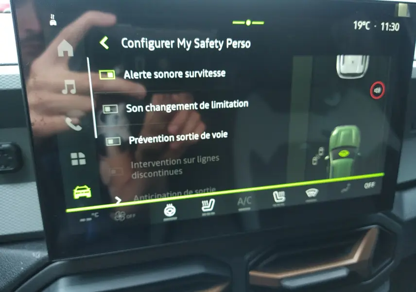 Écran tactile central du Dacia Duster Hybrid-G 150 ch 4x4 Spirit of Sand, affichant les options de sécurité personnalisables.