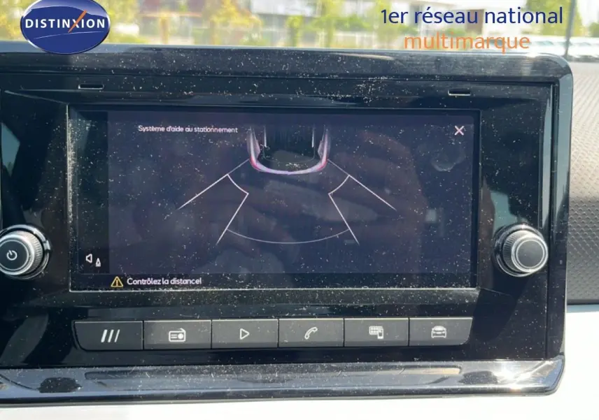 Écran tactile du système d’aide au stationnement dans l’habitacle d’une SEAT Arona 2025, finition Style Special Edition.