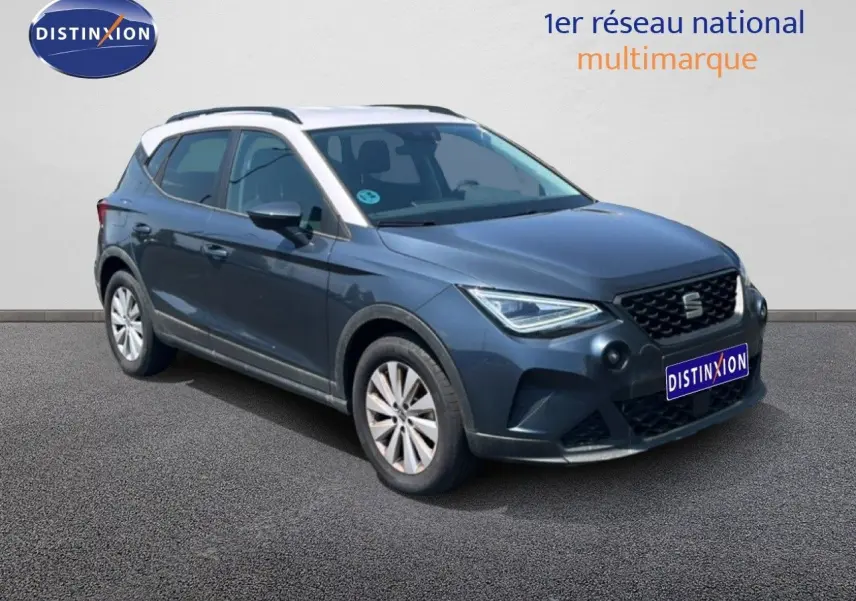 SEAT Arona gris Magnetic Metal avec toit noir, vue 3/4 avant gauche, sur fond neutre extérieur.