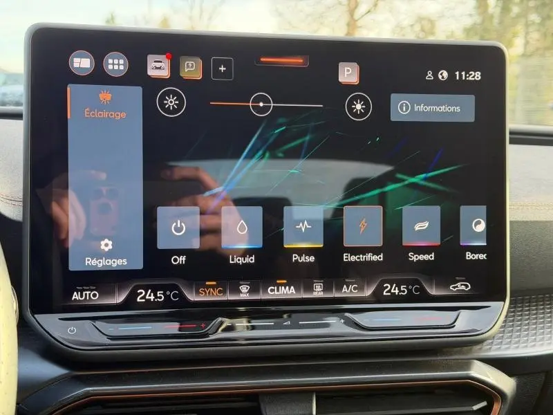 Écran tactile central du tableau de bord du SEAT LEON 1.5 eTSI Hybrid 2025, affichant les réglages d’éclairage.