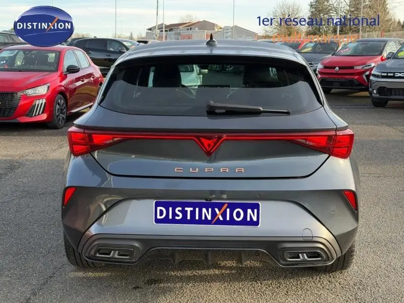 Vue arrière d'une SEAT LEON 1.5 eTSI Hybrid gris magnétique métallisé avec feux arrière LED et double sortie d'échappement intégrée.