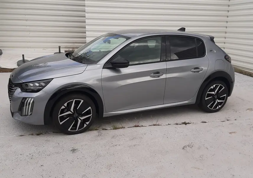 Peugeot 208 gris Artense vue de profil côté gauche, avec jantes noires et détails noirs contrastants.