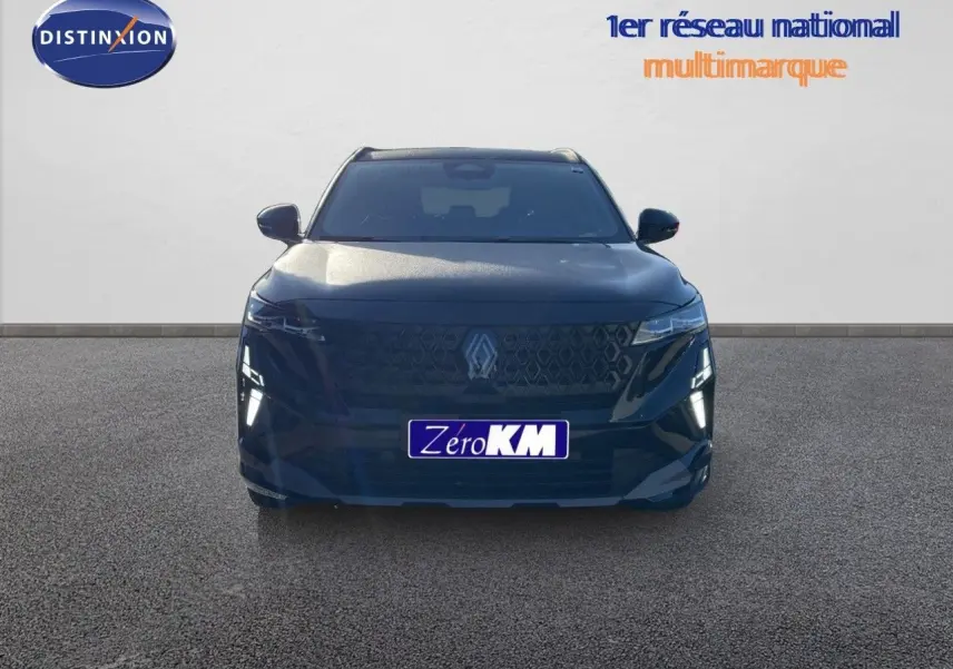 Vue frontale d’un Renault Austral noir étoile métal avec calandre ajourée et feux LED distinctifs allumés.