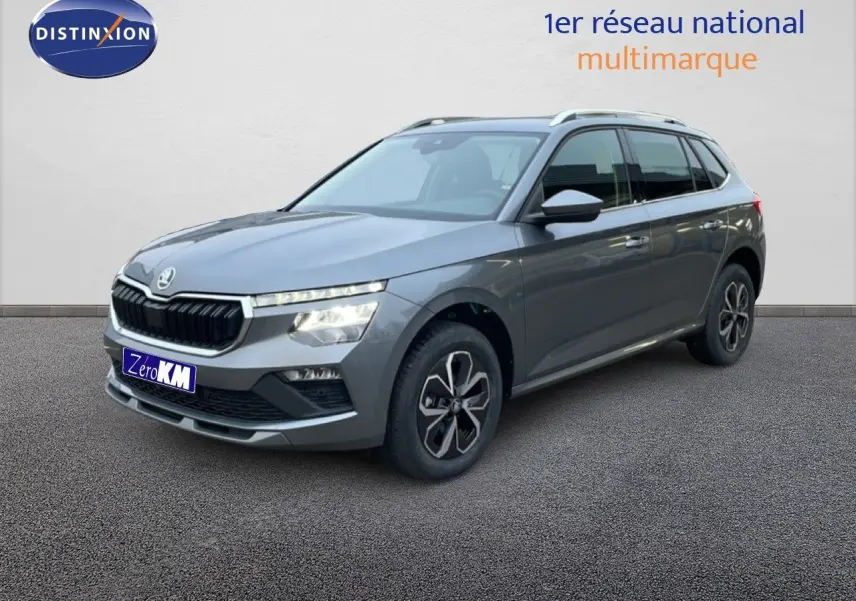Vue 3/4 avant d'un Skoda Kamiq gris graphite métallisé avec jantes alliage et calandre noire distinctive.