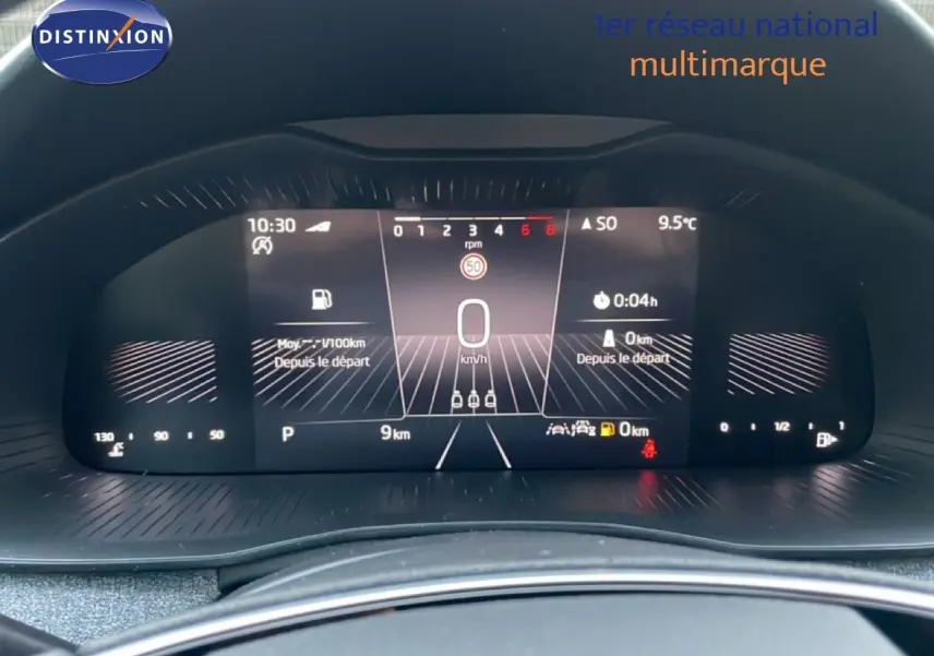 Vue rapprochée du tableau de bord numérique du Skoda Kamiq gris graphite, affichant la vitesse et les informations de conduite.