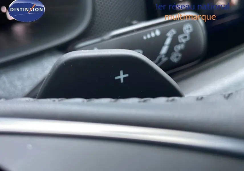 Gros plan sur la palette de changement de vitesse "+" du volant d'un Skoda Kamiq gris graphite 2025, intérieur noir.