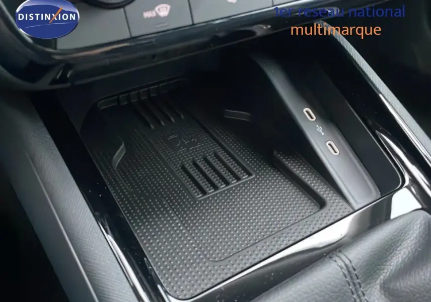 Gros plan sur la console centrale avec zone de recharge sans fil et ports USB-C du Skoda Kamiq gris graphite 2025.