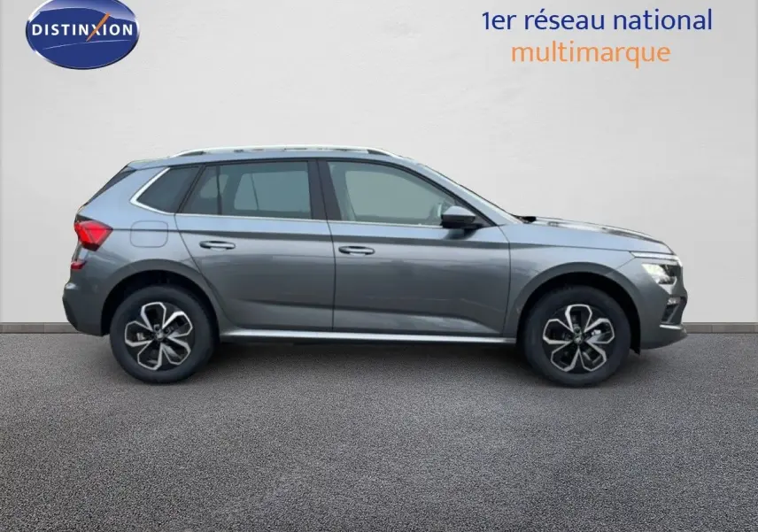 Vue de profil côté gauche d’un Skoda Kamiq gris graphite métal 2025 avec jantes alliage et toit ouvrant.