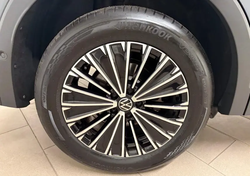 Gros plan sur la jante alliage bicolore du Volkswagen Tiguan 2.0 TDI 150 DSG7 Elegance gris Dauphin.