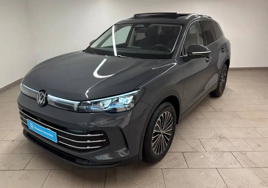 Volkswagen Tiguan 2.0 TDI 150 DSG7 Elegance gris dauphin, vue 3/4 avant droit en intérieur showroom.