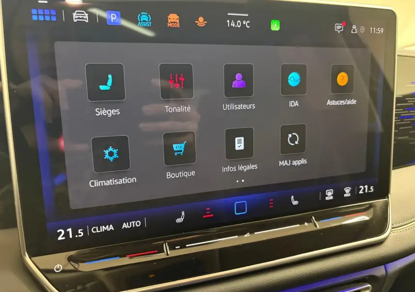 Écran tactile central affichant les réglages de sièges, climatisation et applications dans un Volkswagen Tiguan 2025.