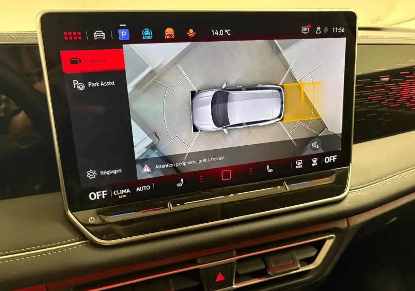 Écran central du Volkswagen Tiguan 2025 montrant l’aide au stationnement avec vue aérienne du véhicule gris dauphin.