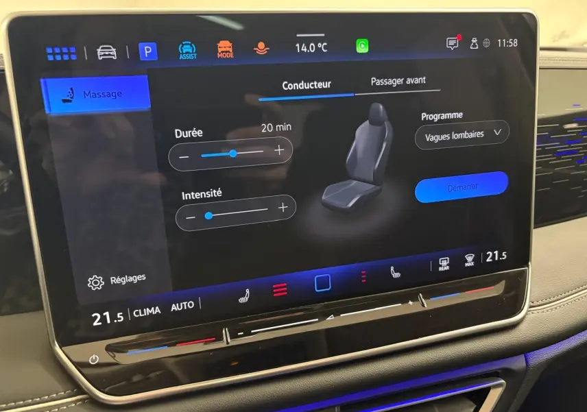 Écran tactile intérieur du Volkswagen Tiguan 2025 affichant le réglage massage siège conducteur avec options durée et intensité.