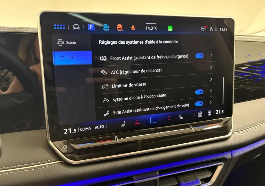 Écran tactile central du Volkswagen Tiguan 2025 affichant les réglages des aides à la conduite, intérieur noir et beige.