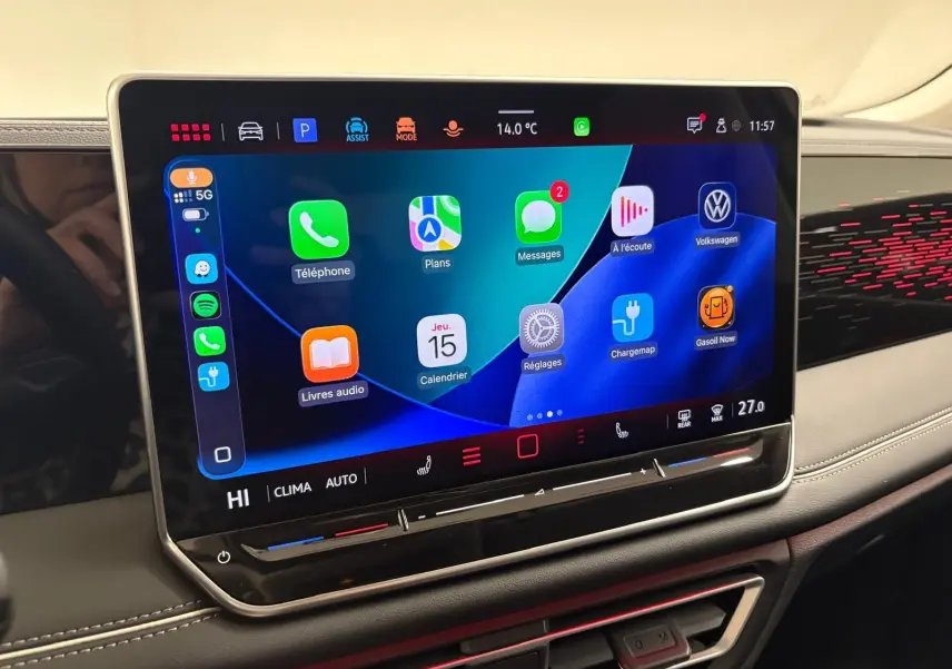 Écran tactile central du Volkswagen Tiguan 2025, affichant les applications connectées dans un intérieur moderne.