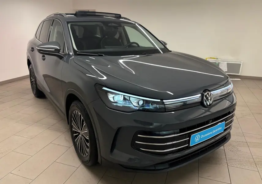 Volkswagen Tiguan 2.0 TDI 150 DSG7 Elegance gris dauphin, vue 3/4 avant droit en intérieur showroom.