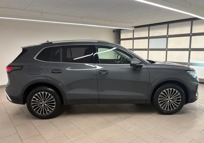 Vue de profil côté gauche du Volkswagen Tiguan 2.0 TDI 150 DSG7 Elegance gris dauphin métallisé en intérieur.
