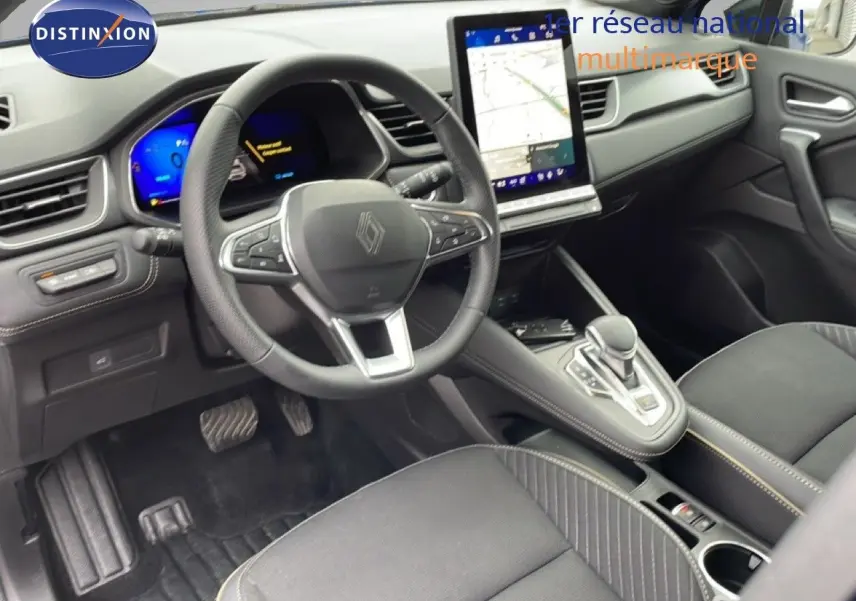 Vue intérieure côté conducteur de la Renault Symbioz 2025, tableau de bord numérique et écran tactile central vertical.