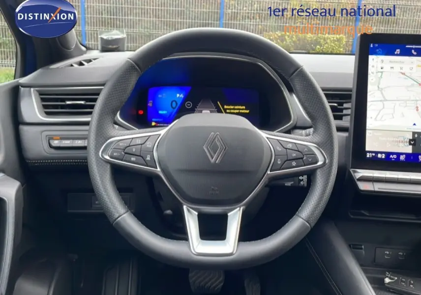 Vue intérieure centrée sur le volant Renault Symbioz 2025, avec tableau de bord numérique et écran tactile de navigation.