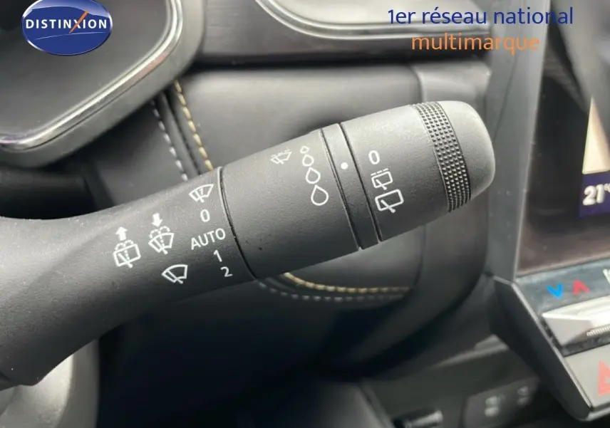 Gros plan sur la commande d’essuie-glace du Renault Symbioz 2025, intérieur noir avec coutures contrastantes.