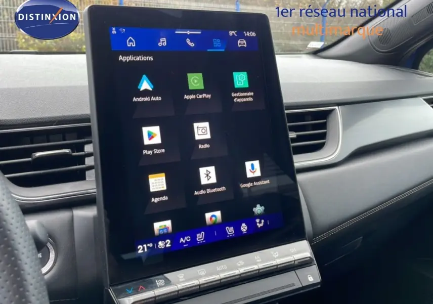 Vue intérieure du tableau de bord de la Renault Symbioz 2025, avec écran tactile central vertical et finition noire élégante.