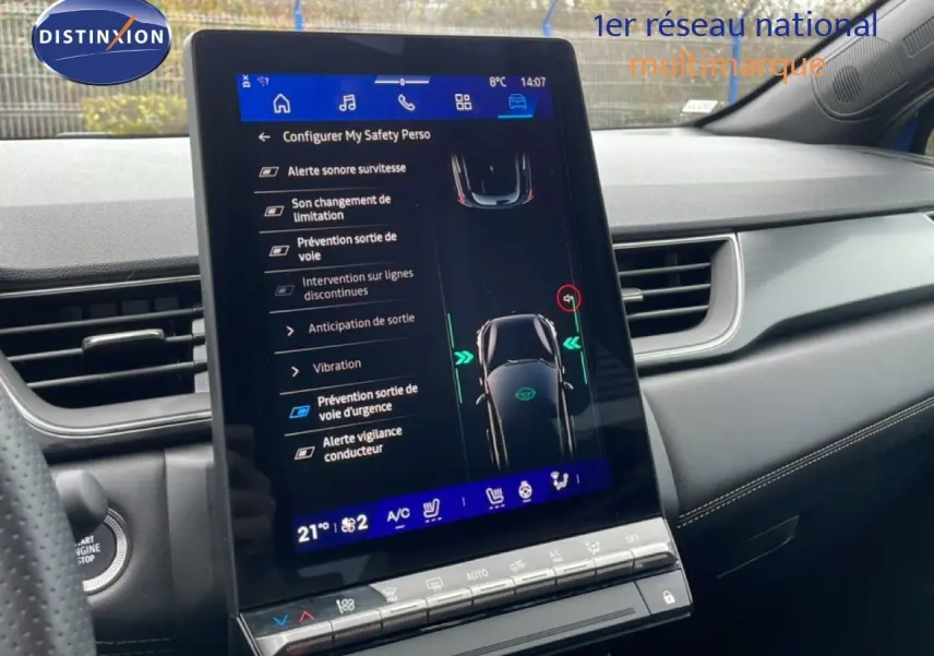 Vue intérieure du tableau de bord de la Renault Symbioz 2025, écran tactile central affichant les aides à la conduite.