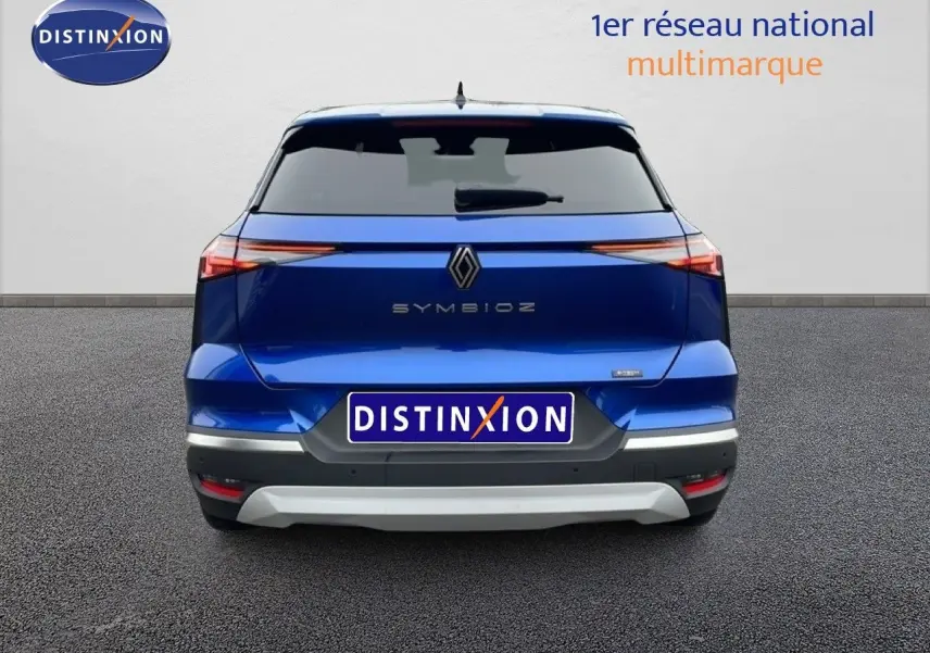 Vue arrière d'une Renault SYMBIOZ bleu iron metal 2025 avec feux arrière fins et logo central distinctif.