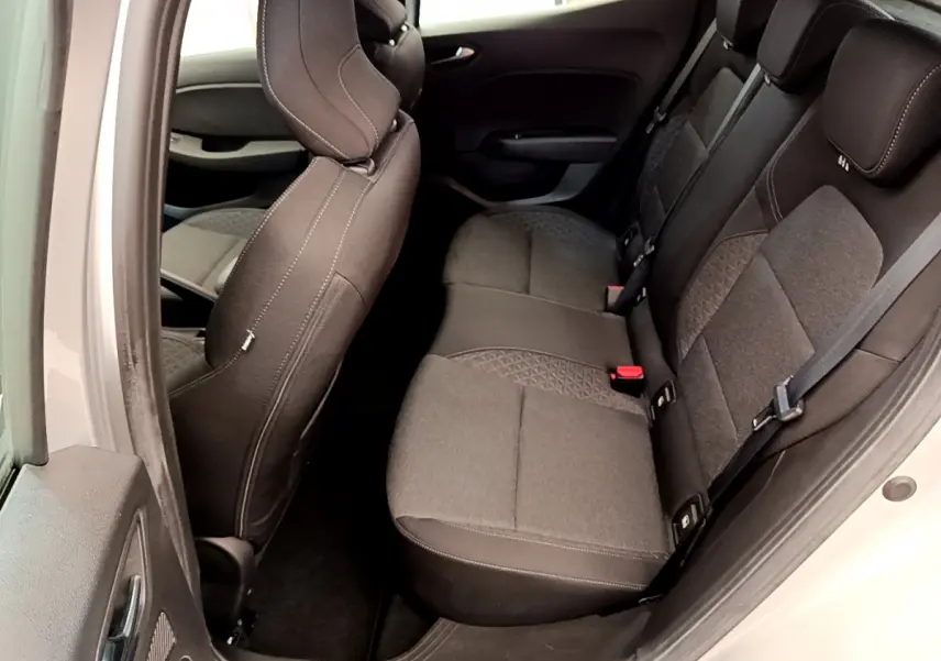 Vue intérieure côté droit montrant la banquette arrière gris foncé de la Renault Clio Business TCe 100 2020.