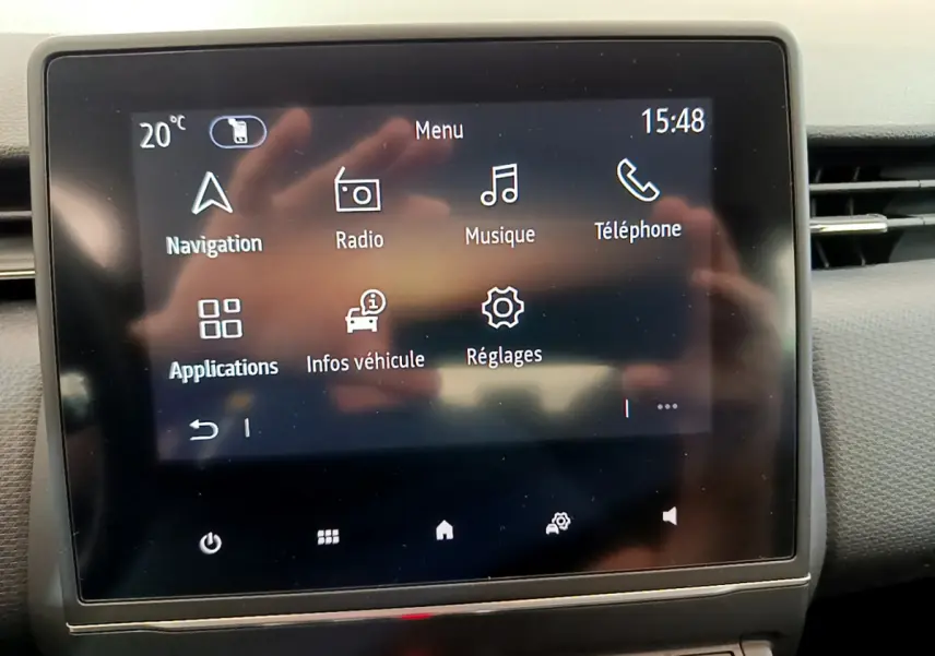 Écran tactile central de la Renault Clio Business TCe 100 2020 affichant le menu principal avec options multimédia.