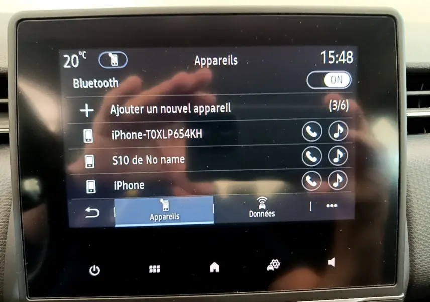 Écran tactile central de la Renault Clio Business TCe 100 2020 affichant la connexion Bluetooth et la liste des appareils.