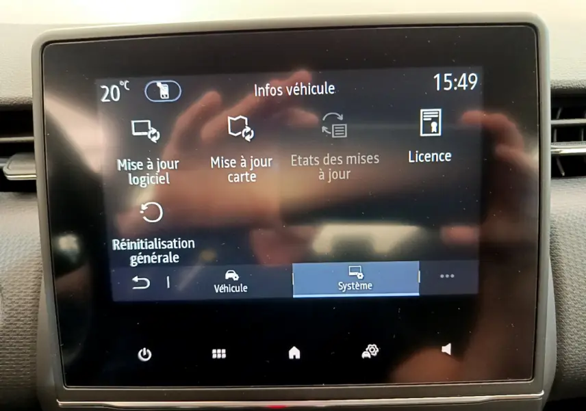 Écran tactile central de la Renault Clio Business TCe 100 2020 affichant les options de mise à jour et système.