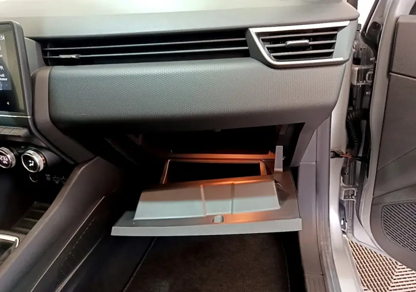 Vue intérieure côté passager de la Renault Clio Business 2020, boîte à gants ouverte avec éclairage intérieur visible.